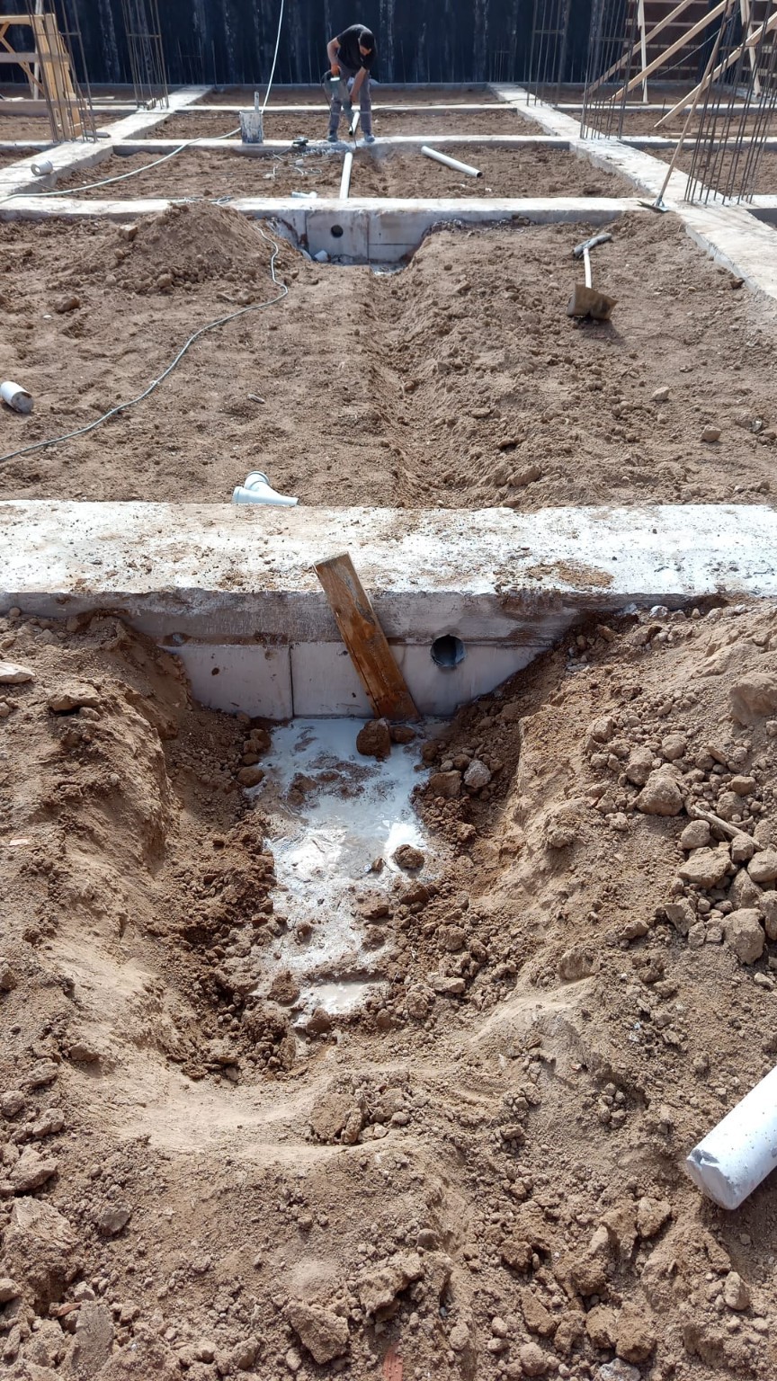 Betonarme yapıda geçiş için karot delme çalışması.