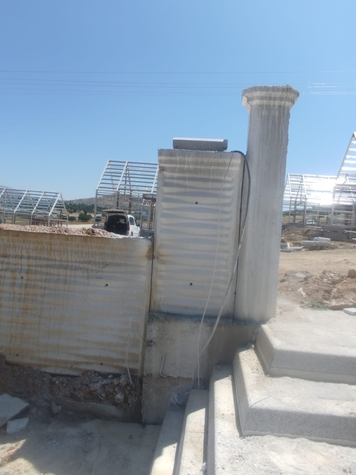 Dış beton duvarda kontrollü kesim uygulaması.