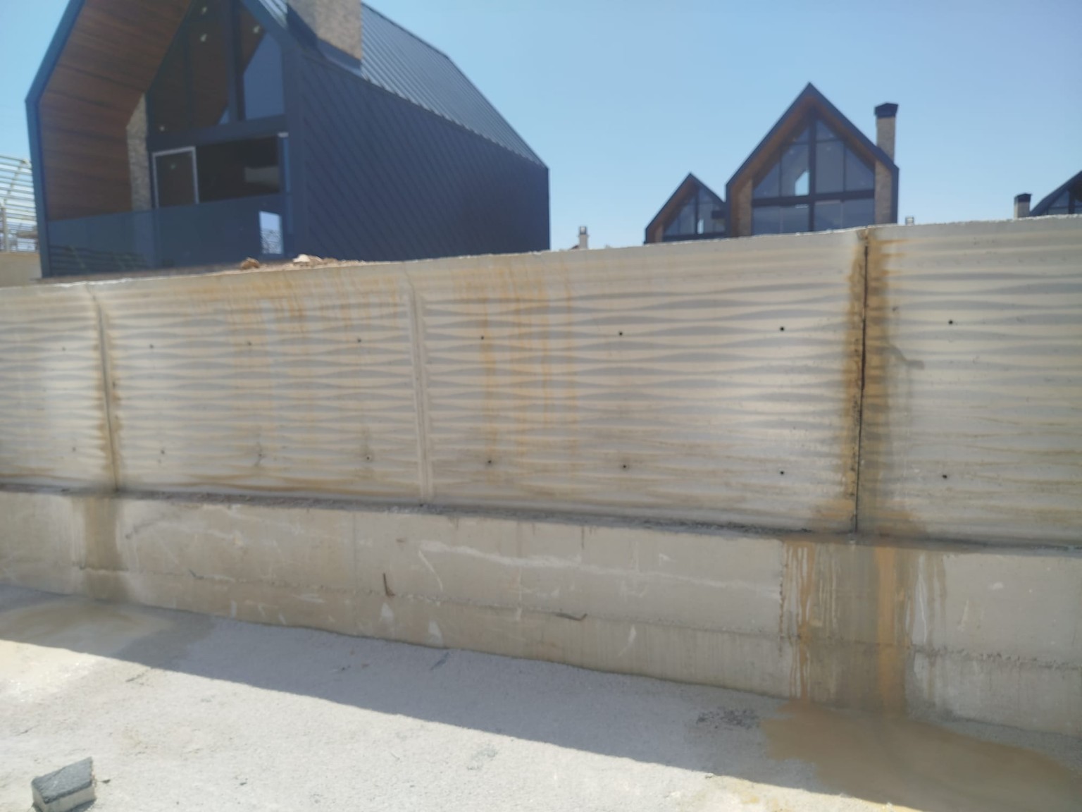 Betonarme duvar yüzeyinde kesim hattı hazırlığı.