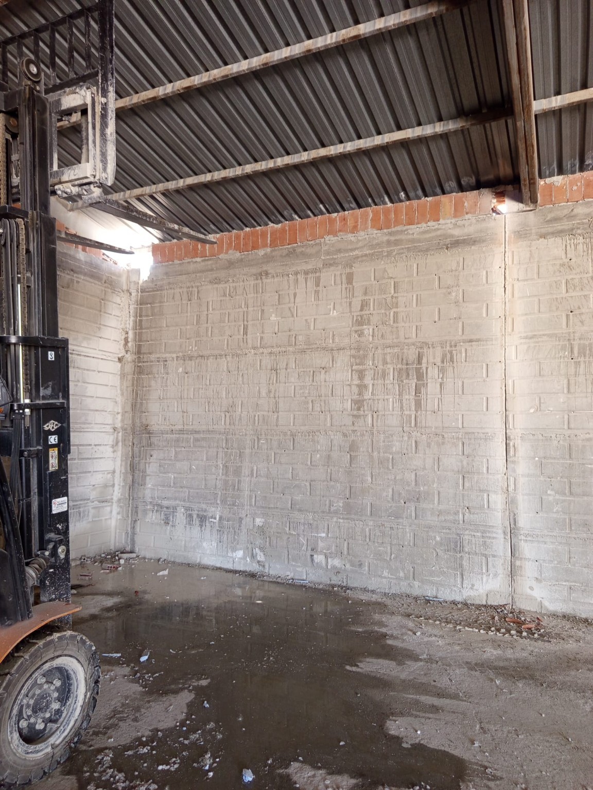 Betonarme duvarda kesim ekipmanı ile çalışma.