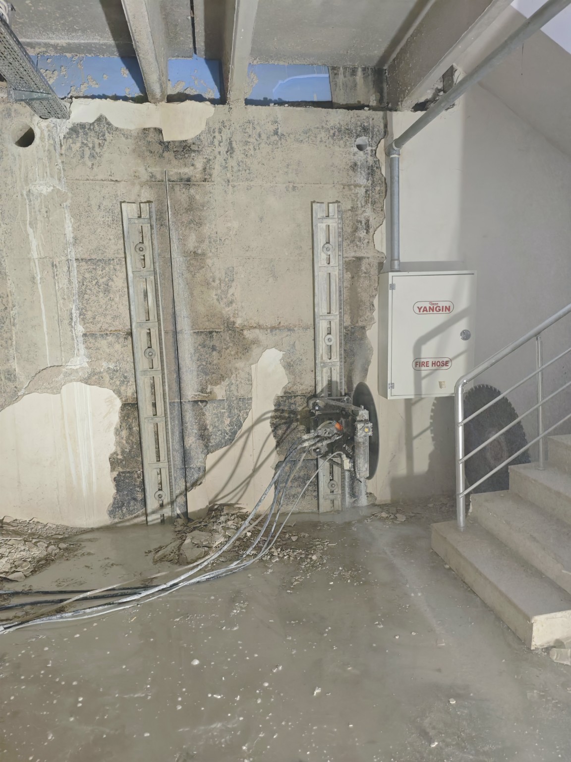 Betonarme duvarda güçlü kesim ekipmanı ile uygulama.