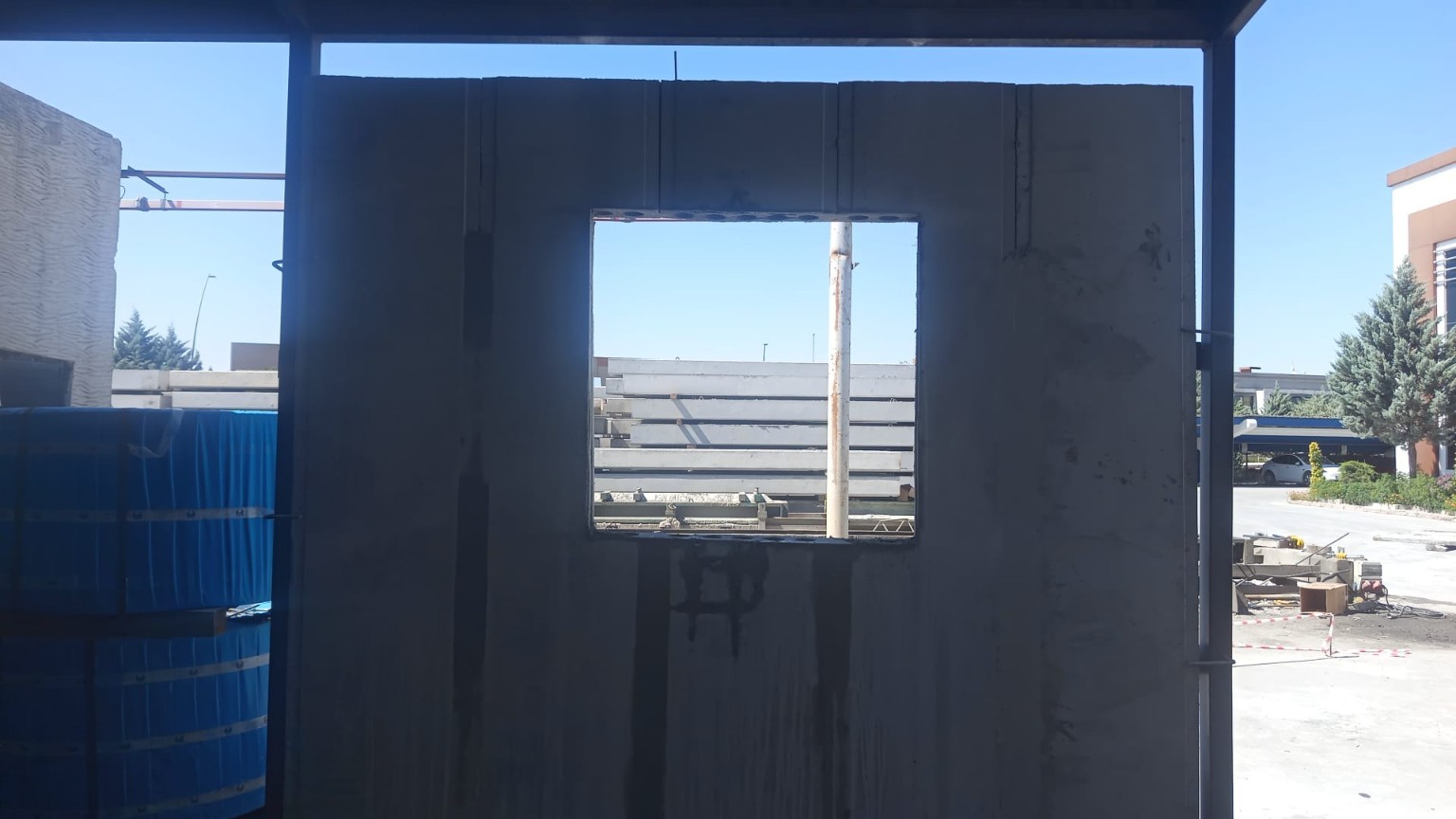 Betonarme duvarda pencere açıklığı uygulaması.