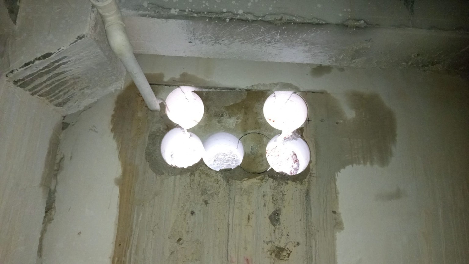 Beton yüzeyde çoklu karot delikleri.