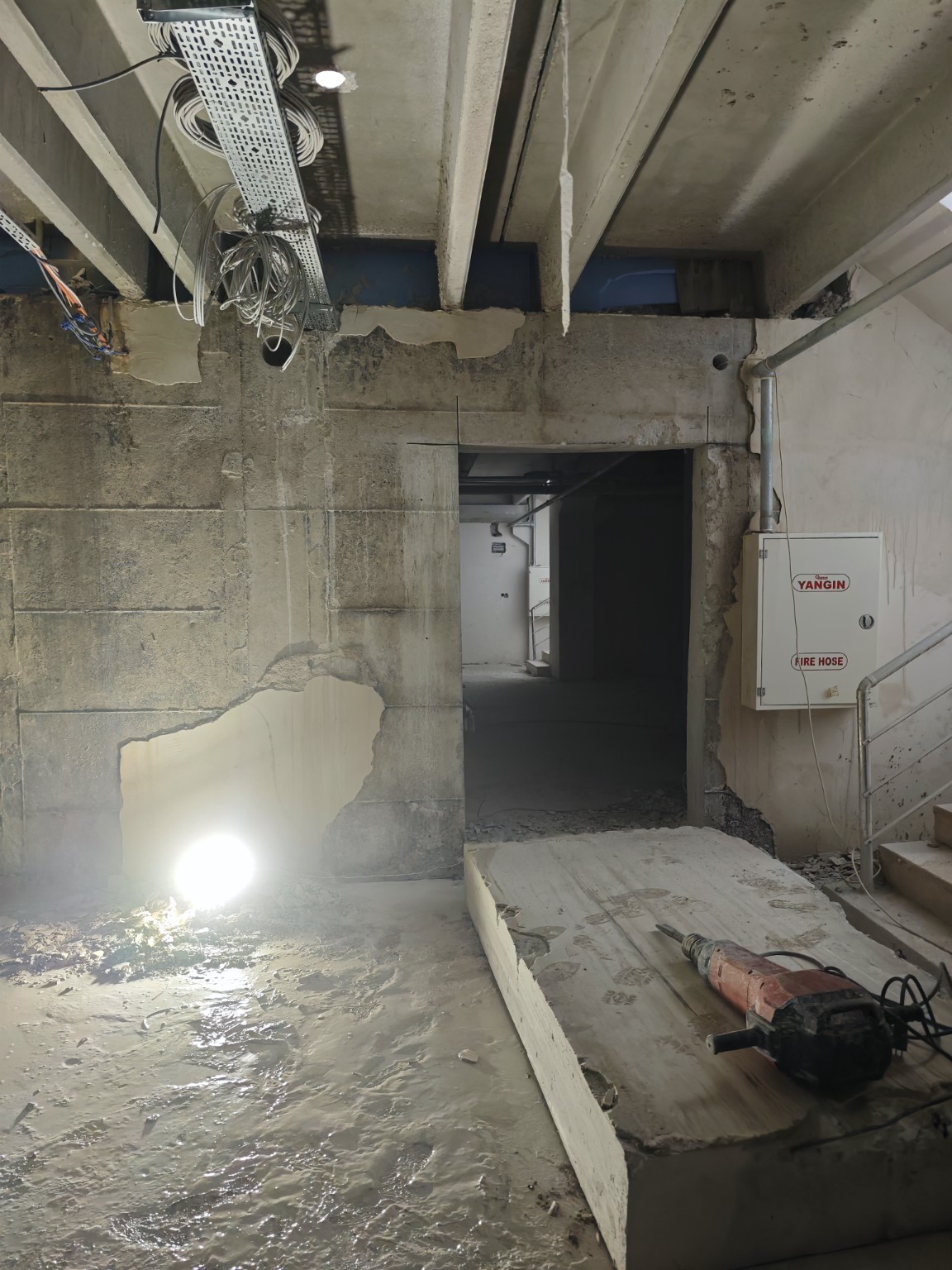 Betonarme perde duvarda kesim ekipmanı ile uygulama.