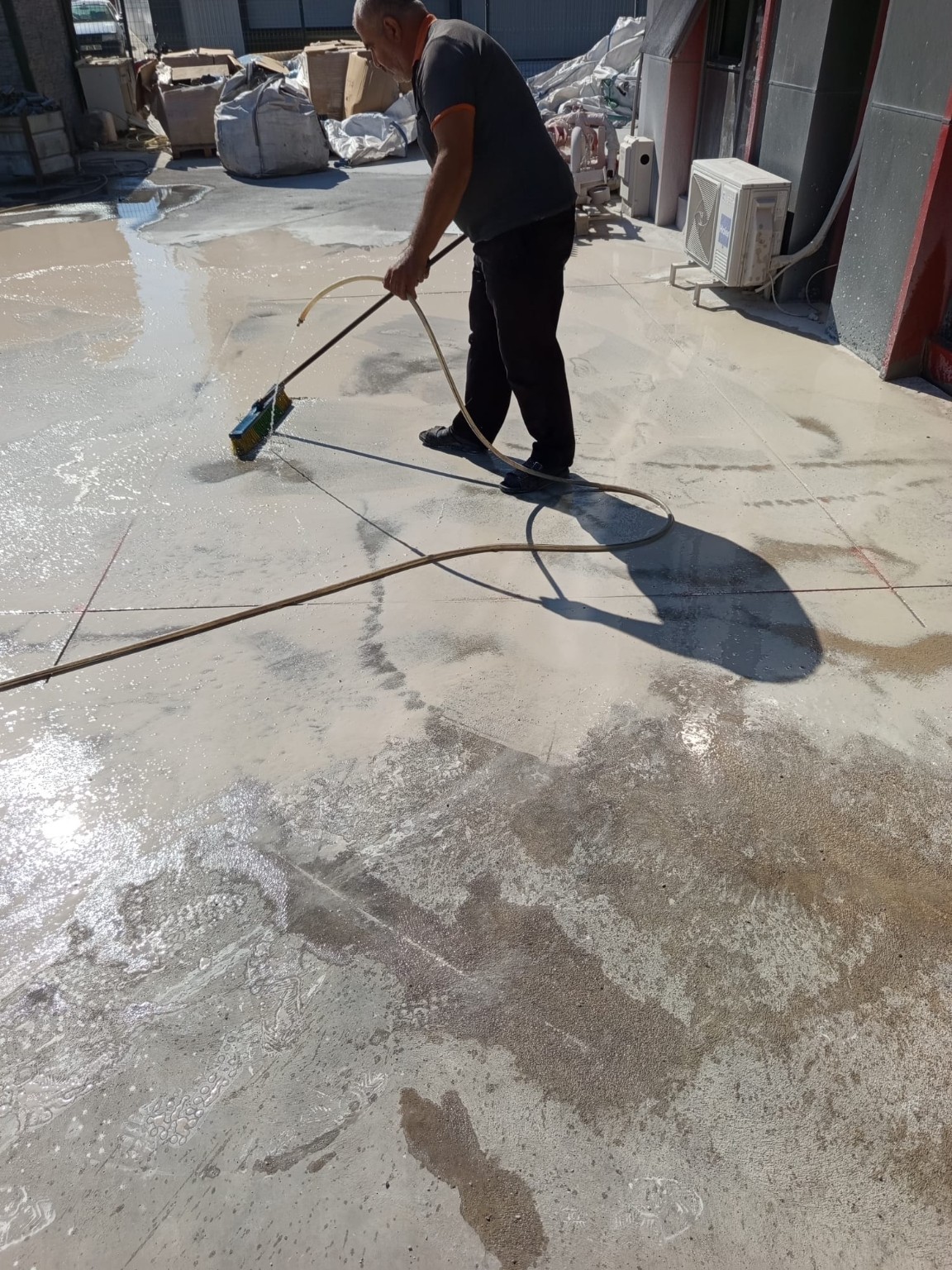 Beton zeminde zemin kesme makinesi ile çalışma.