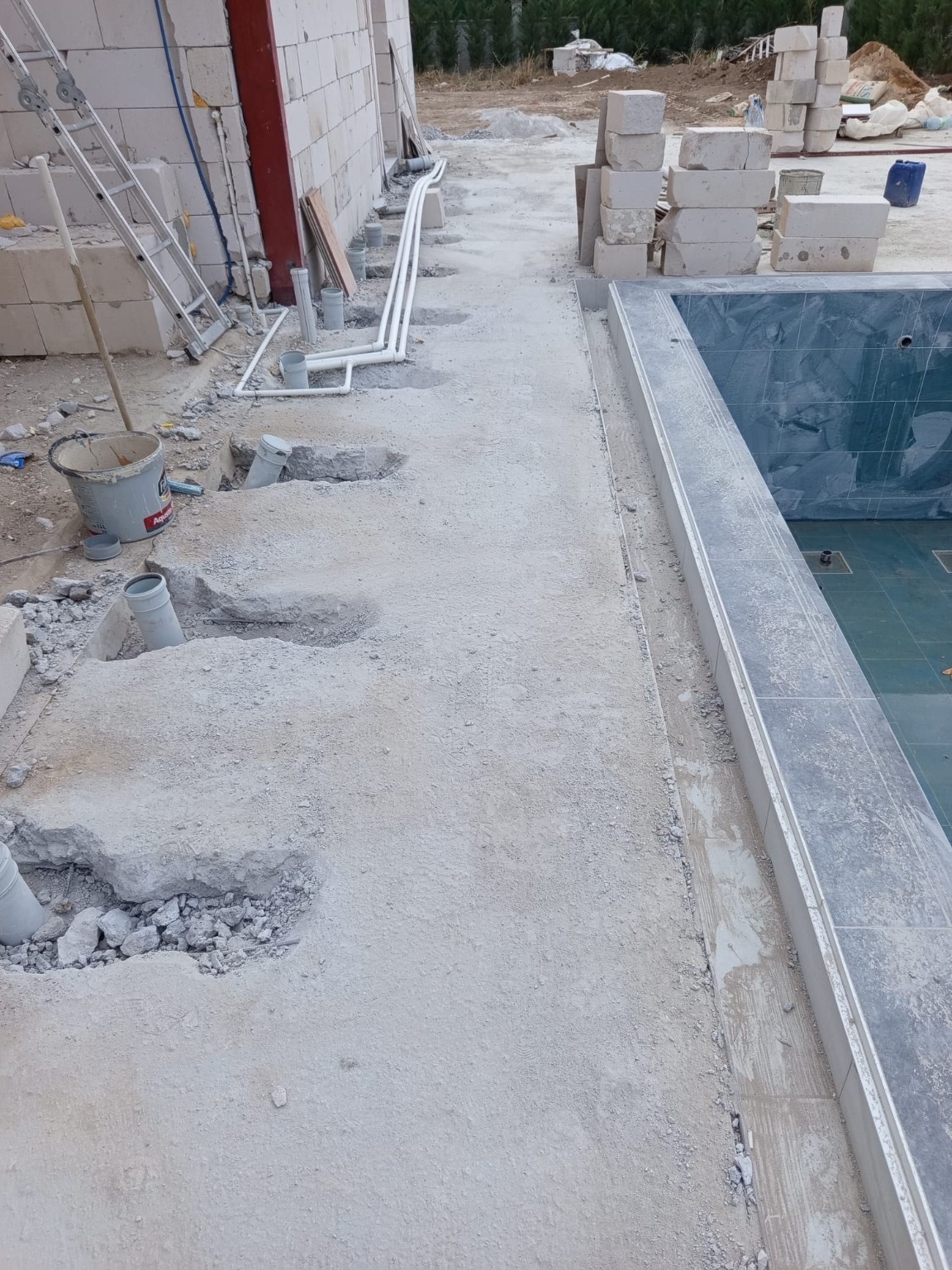 Beton yüzeyde uzun zemin kesme hattı.